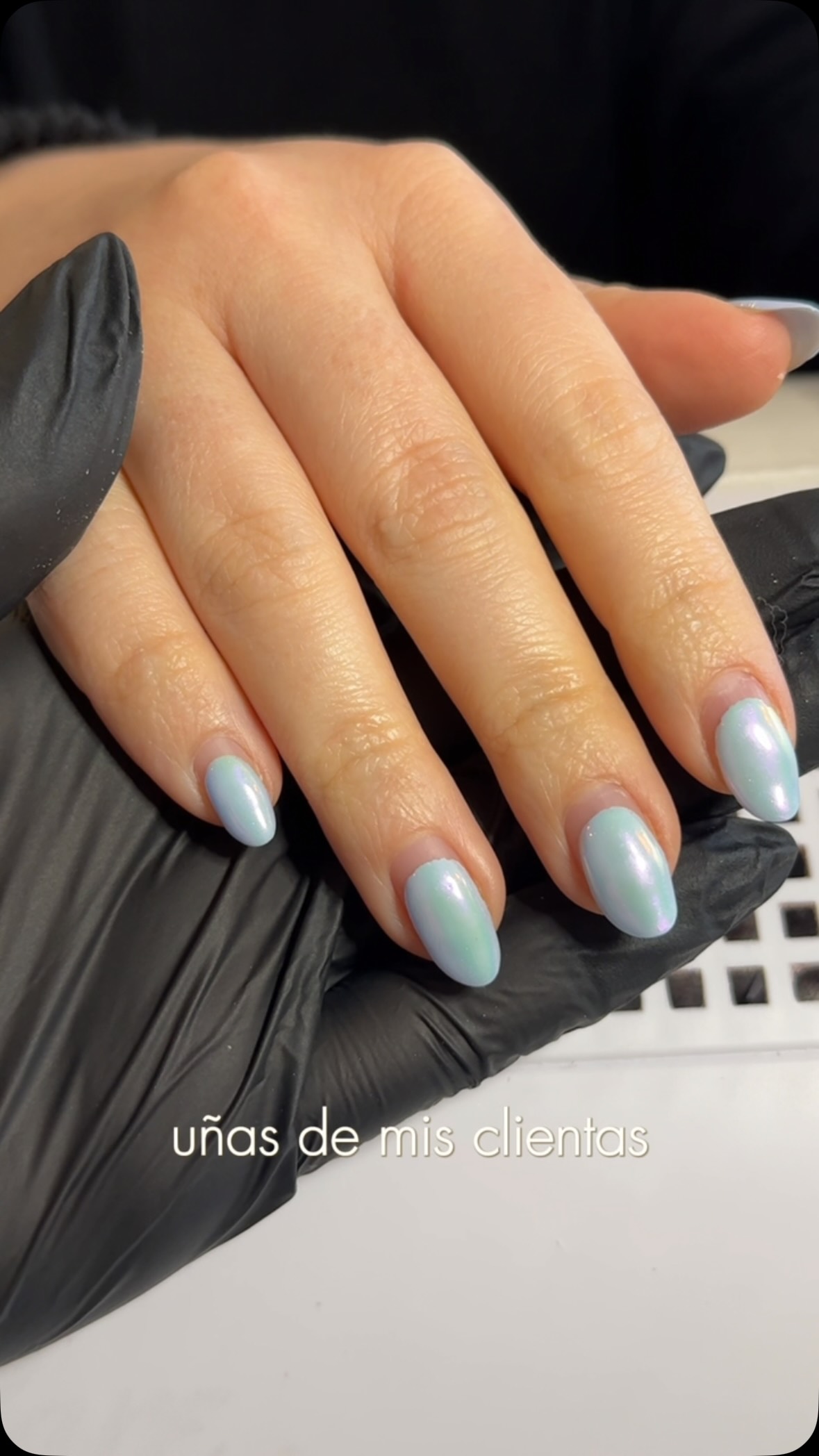Manicuría de Amari: uñas celestes perladas, vista de cerca