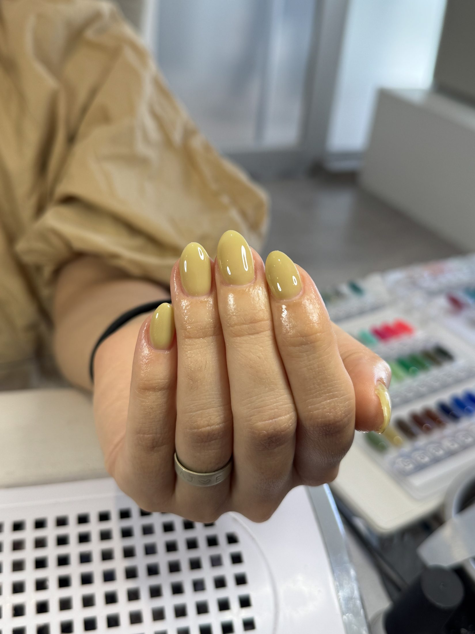 Uñas almendradas en tono amarillo pastel